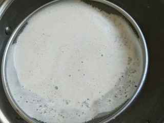11、黑芝麻核桃乳,我们要用一个滤网，过筛