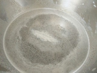 15、黑芝麻核桃乳,然后小火煮开即可关火