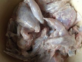 2、干锅牛蛙,牛蛙洗净沥水后剪成小块，加入少许盐花椒粉和6－8勺淀粉拌匀