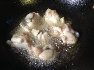 5、干锅牛蛙,将牛蛙入油锅大火炸1分钟后捞出沥油(如果油少可以分批炸，我炸了三锅)