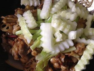 8、干锅牛蛙,最后加入黄瓜条和开水烫过的芹菜拌匀，撒上香菜即可