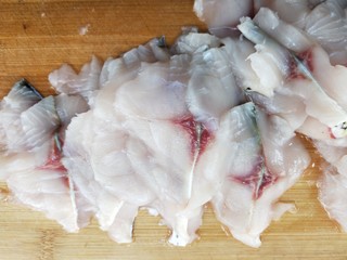 6、汤鲜鱼嫩家常酸菜鱼,全部片好。