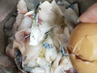 8、汤鲜鱼嫩家常酸菜鱼,打入半个鸡蛋清。