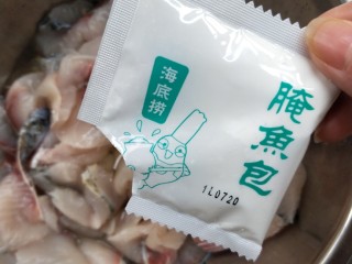 12、汤鲜鱼嫩家常酸菜鱼,倒入腌鱼包。
