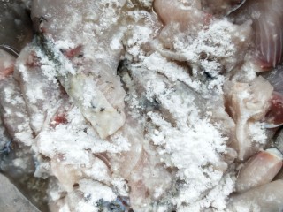 13、汤鲜鱼嫩家常酸菜鱼,少许料酒。