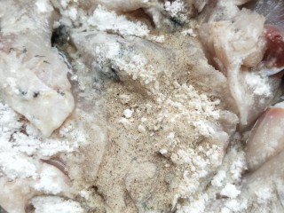 14、汤鲜鱼嫩家常酸菜鱼,加少许盐和白胡椒粉。