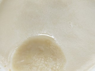 16、汤鲜鱼嫩家常酸菜鱼,准备猪油。