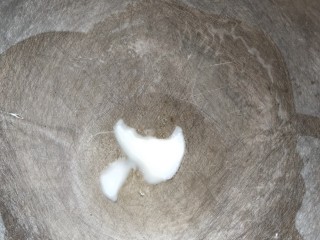 17、汤鲜鱼嫩家常酸菜鱼,锅中放少许猪油。