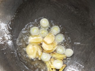 18、汤鲜鱼嫩家常酸菜鱼,中小火,放姜葱蒜呛锅。