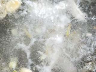 21、汤鲜鱼嫩家常酸菜鱼,大火烧开。