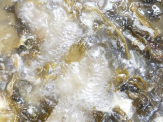 24、汤鲜鱼嫩家常酸菜鱼,大火煮沸。