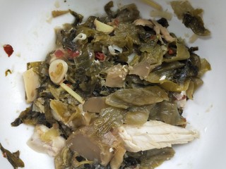 25、汤鲜鱼嫩家常酸菜鱼,改中小火,慢炖10分钟,将锅底酸菜以及鱼骨全部捞出,放大碗中。