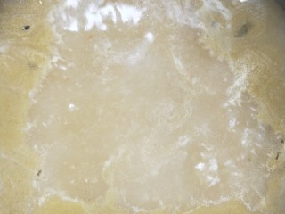 26、汤鲜鱼嫩家常酸菜鱼,锅中留酸汤,使之一直处于小火微滚状态。