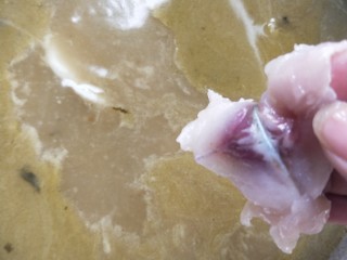 27、汤鲜鱼嫩家常酸菜鱼,将腌制好的鱼片,逐一放入酸汤中。