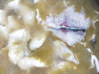28、汤鲜鱼嫩家常酸菜鱼,酸汤切记一直处于小火微滚。