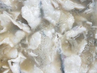 30、汤鲜鱼嫩家常酸菜鱼,烧开整锅鱼片。