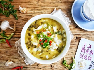 31、汤鲜鱼嫩家常酸菜鱼,倒入步骤28的大碗中。