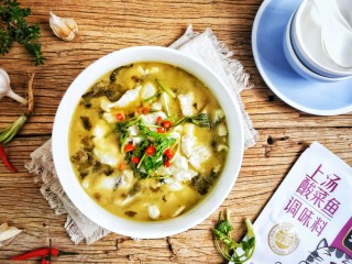 32、汤鲜鱼嫩家常酸菜鱼,撒香菜段和小米辣即可成就一锅酸菜鱼,我最爱喝酸菜鱼的酸汤了( •̀∀•́ )