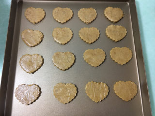 6、爱心型凤梨馅夹心挞饼,将心型面皮小心的移到烤盘上。