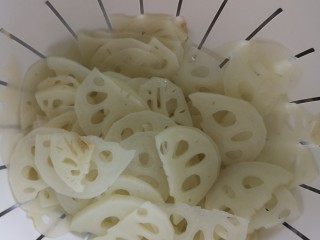 1、凉拌脆藕,捞出沥水