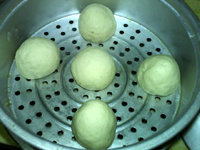 8、山药馒头—冷藏发酵,分别揉透，搓圆，放入蒸笼中，加盖，醒发20分钟