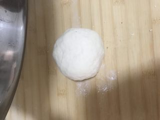 1、家庭版烙饼,和面最好用温热水，将面揉至光滑，盖住静至20分钟