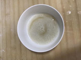 2、家庭版烙饼,将油烧热，倒入半碗面粉中，迅速的和匀，制作油酥。