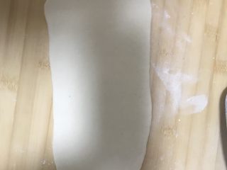 4、家庭版烙饼,将面擀开