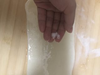 6、家庭版烙饼,撒一点盐，也可以加点葱花