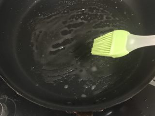 13、家庭版烙饼,锅上涂油酥，也可加入食用油