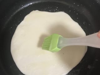 14、家庭版烙饼,将饼放入锅内，这面也涂上油酥，要用最小得火。