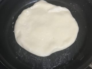 15、家庭版烙饼,当饼起气泡之后，就要翻面了。