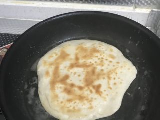 16、家庭版烙饼,翻面煎，饼鼓起来之后，即可出锅。