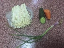 1、凉拌金针菇,1.准备好所有的材料
