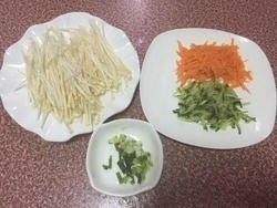 2、凉拌金针菇,2.金针菇去掉根部洗净，胡萝卜、青瓜刨成丝，葱切葱花