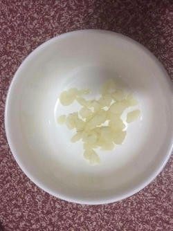 3、凉拌金针菇,3.蒜头切碎，放入碗中