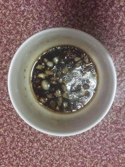 4、凉拌金针菇,4.加入2勺生抽、2勺陈醋、一勺白糖、一勺香油调成酱汁备用