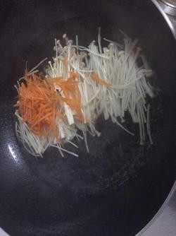 5、凉拌金针菇,5.锅中放入水烧开后放入金针菇、胡萝卜，焯水一分钟后捞出沥干水分放在碗中