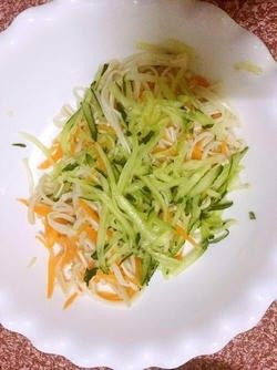 6、凉拌金针菇,6.放入青瓜