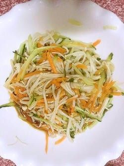 7、凉拌金针菇,7.倒入刚才调好的酱汁拌匀