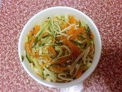 8、凉拌金针菇,8.把金针菇放入碗中压实，上面盖上盘子