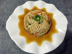 9、凉拌金针菇,9.反转过来，盘子在下，拿掉碗，上面撒上葱花