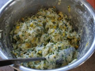 1、西葫芦塌饼的新吃法，附送清新希腊酸奶黄瓜酱秘方,加入牛奶，用勺子轻轻混合均匀。