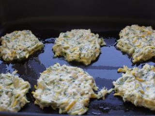 2、西葫芦塌饼的新吃法，附送清新希腊酸奶黄瓜酱秘方,平底锅加橄榄油，加热到中大火。将1大汤匙西葫芦面糊放入平底锅，两面煎至金黄，中途只翻面一次。煎好的西葫芦塌饼放在厨房用纸上吸掉多余的油。趁热吃煎饼哦。