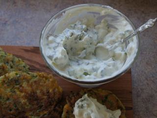 3、西葫芦塌饼的新吃法，附送清新希腊酸奶黄瓜酱秘方,这是希腊酸奶黄瓜酱的做法，把黄瓜，酸奶，蒜蓉，薄荷，橄榄油，少许盐和黑胡椒，搅拌均匀即可。酸奶黄瓜酱最好提前做，放到冰箱里保存，冰凉口感的酱最舒服了。