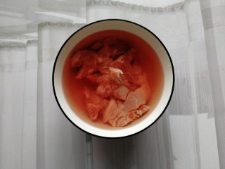 1、红枣枸杞骨头汤,买来的骨头用刀砍小，用冷水泡2—3个小时