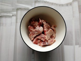 2、红枣枸杞骨头汤,浸泡好的骨头清洗干净