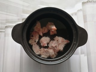 3、红枣枸杞骨头汤,准备一个炖锅加入冷水，把骨头放进去