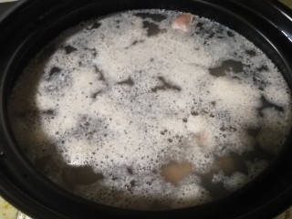 4、红枣枸杞骨头汤,等水慢慢开起来，锅里会浮起一层血泡