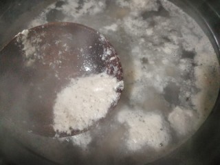 5、红枣枸杞骨头汤,用勺子慢慢把上面的血泡舀出来，再继续煮